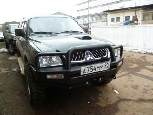 Передний бампер Mitsubishi L200 old